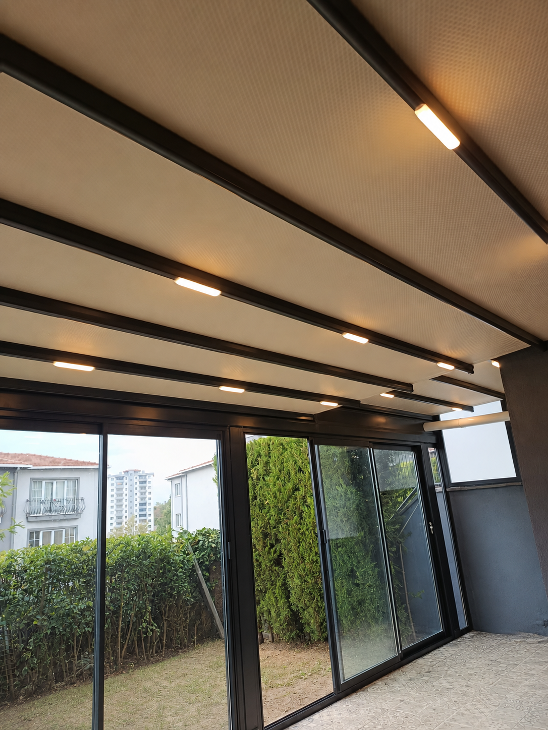 Détail intérieur d’une structure aluminium avec vitrage et éclairage