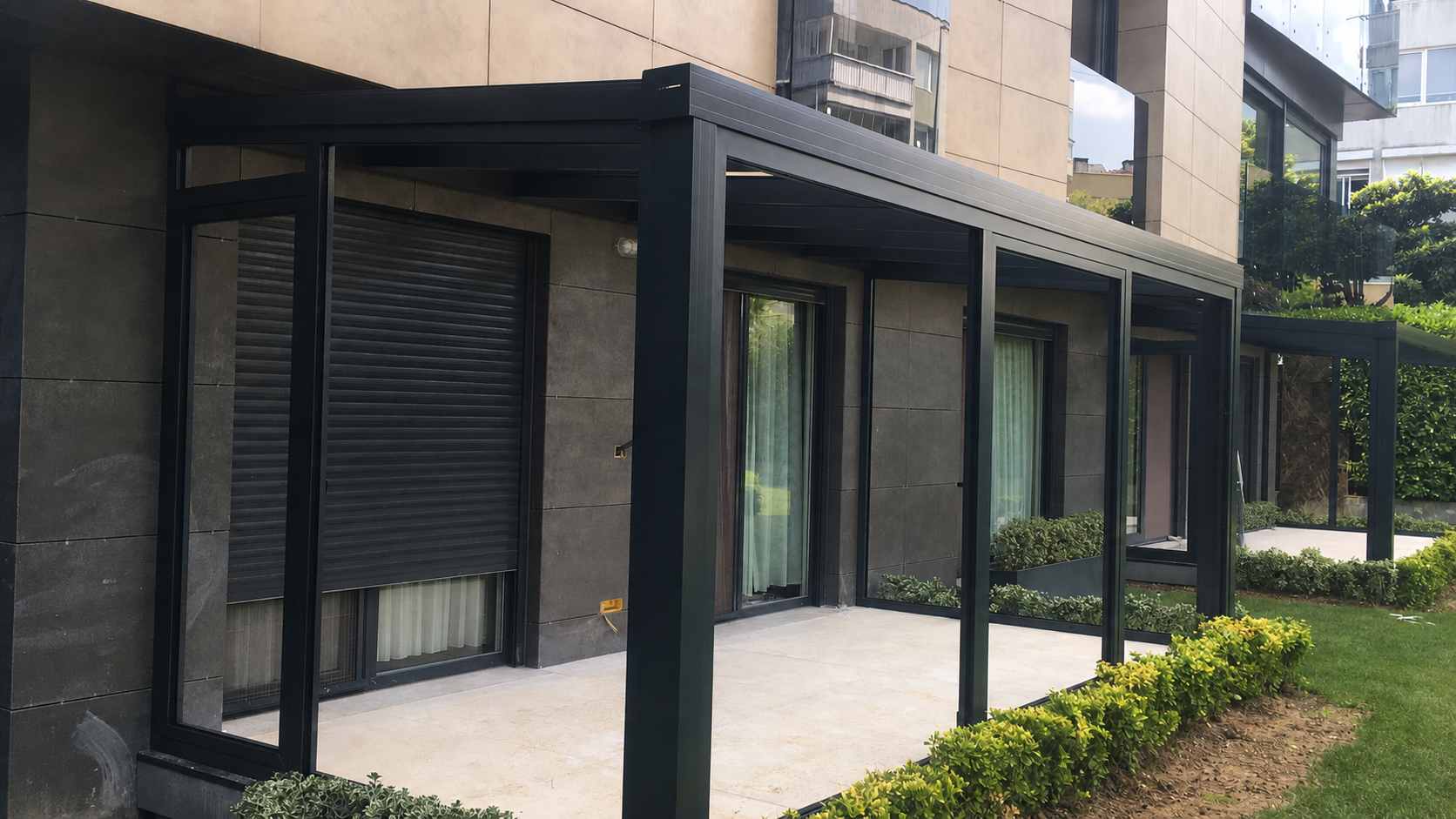 Structure en aluminium installée dans un environnement résidentiel