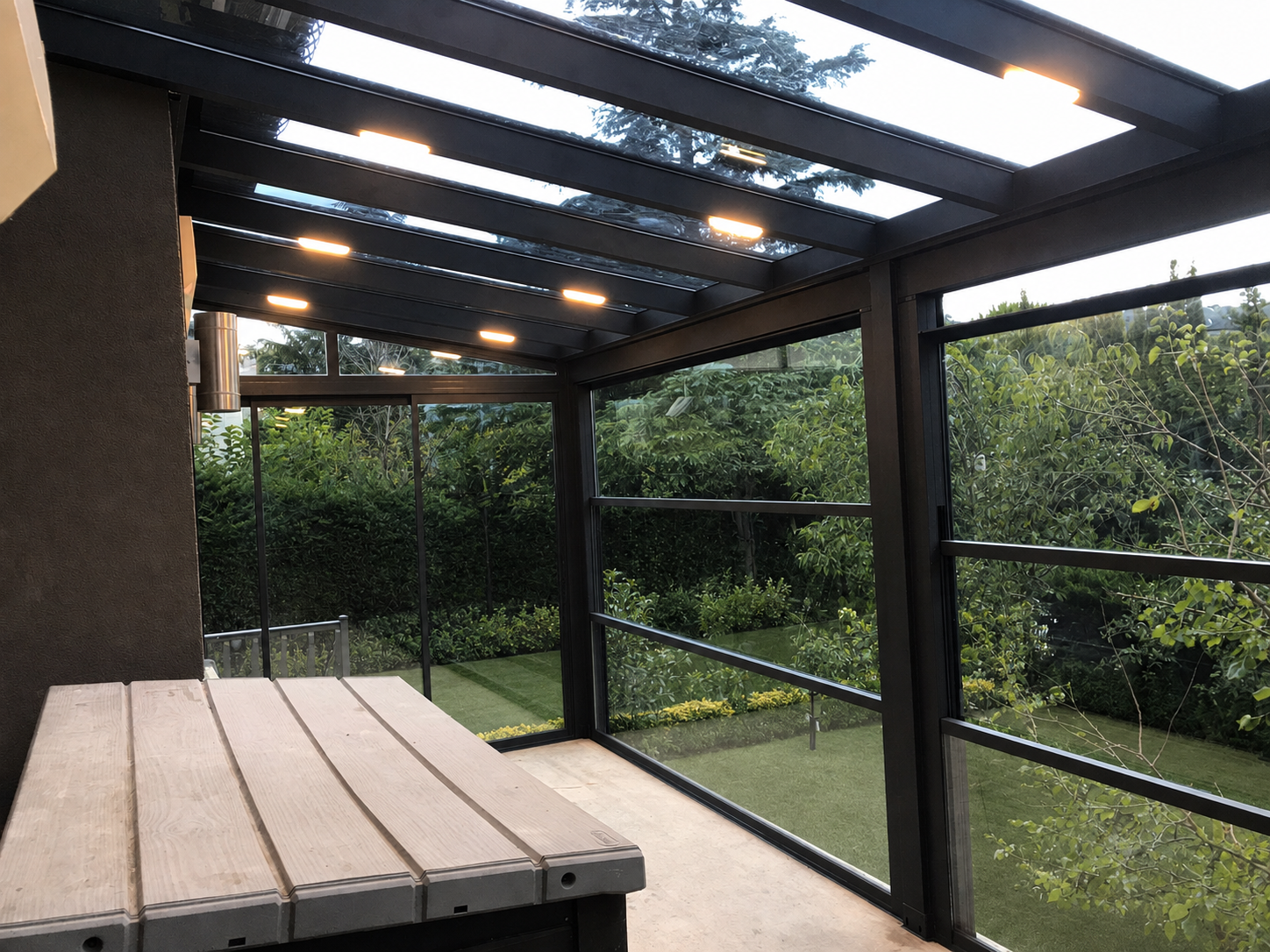 Détail d’une toiture vitrée avec profilés en aluminium