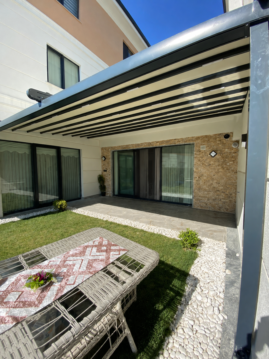 Structure aluminium vitrée installée sur une terrasse