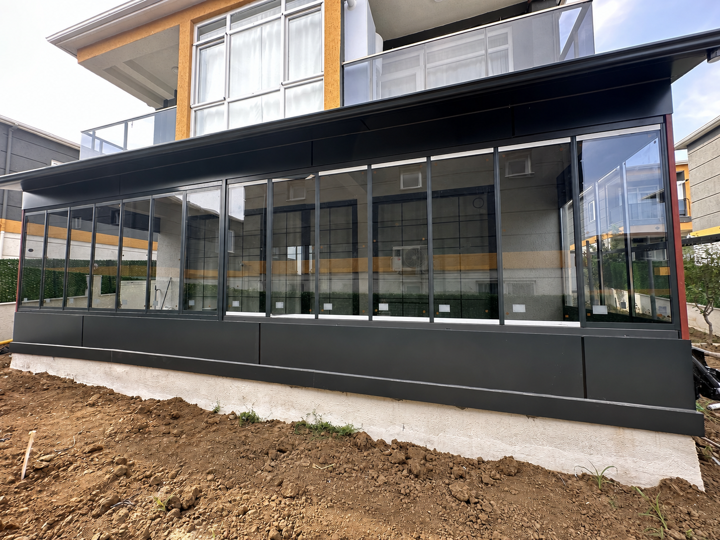 Ensemble vitré coulissant avec structure en aluminium anthracite